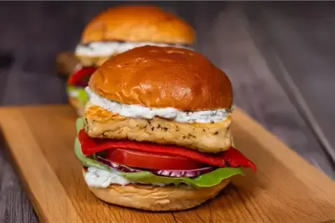 Domowe hamburgery: przepis na soczyste burgery lepsze niż z fast-foodu