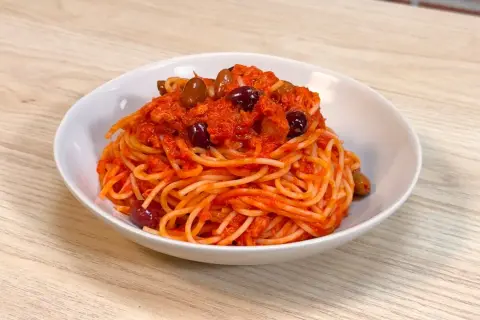 Spaghetti al sugo rosso con tonno e olive nere, un piatto semplice e gustoso.