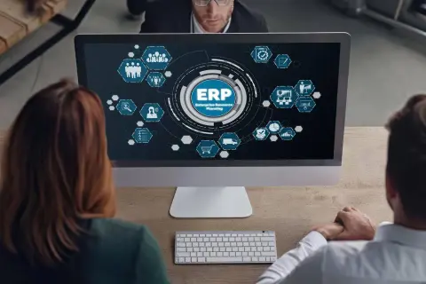 Ludzie analizują na ekranie schemat systemu ERP, który usprawnia zarządzanie firmą, w tym rozliczenia z ZUS.