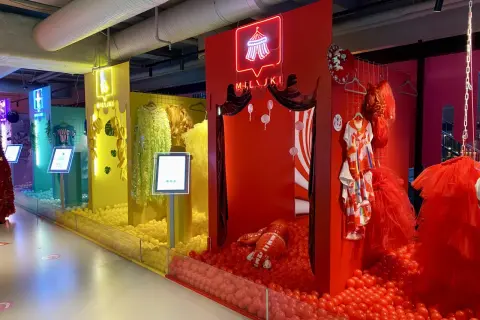 Färgglada installationer med bollhav och neonljus, perfekt för en rolig dag på selfie museum Stockholm.