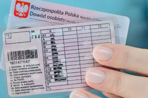 Polskie prawo jazdy i dowód osobisty. Kierowca z 24 punktami karnymi wciąż może jeździć, ale musi uważać.