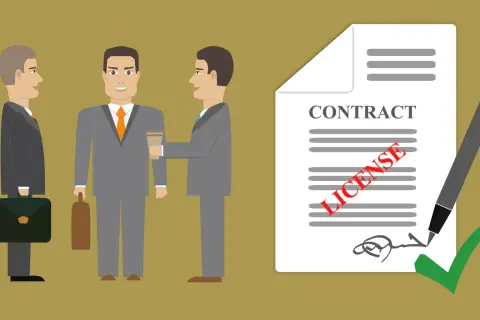 Trzech biznesmenów przygląda się dokumentowi z napisem "CONTRACT" i czerwonym stemplem "LICENSE". Obok widnieje długopis i zielony znacznik.