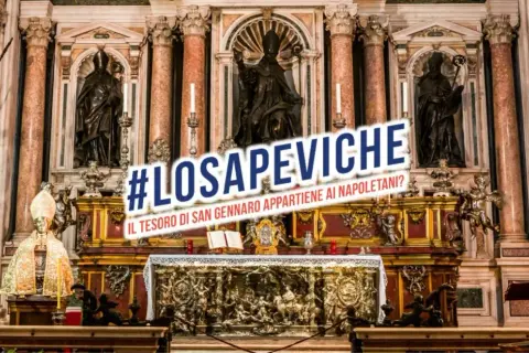 Altare barocco con statue e il testo "#LOSAPEVICHE IL TESORO DI SAN GENNARO APPARTIENE AI NAPOLETANI?". Divertente San Gennaro, pensaci tu!