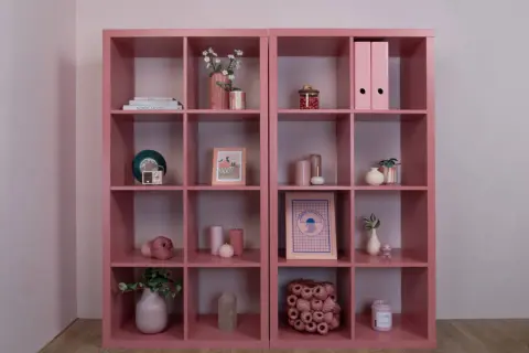Deux étagères modulables roses, idéales pour customiser et relooker une chambre. Décorées avec des objets déco tendance.