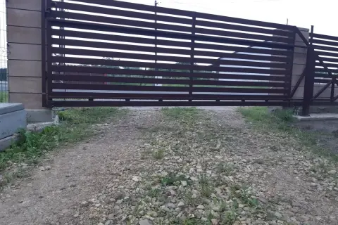 Prześwit pod bramą jest spory. Jak zmniejszyć prześwit pod bramą? Można zastosować podmurówkę lub zasypać nierówności.