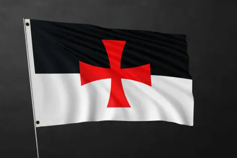 Flaga templariuszy: czarno-biała z czerwonym krzyżem. Symbolizuje historię i dziedzictwo rycerzy.