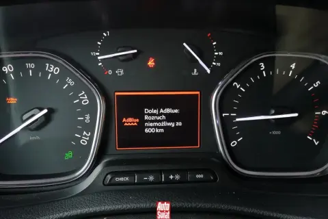 Na desce rozdzielczej świeci się kontrolka AdBlue, informując o konieczności dolania płynu. Rozruch silnika będzie niemożliwy za 600 km.