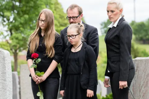 Czy na pogrzebie można mieć czapkę? Sprawdź zasady i etykietę