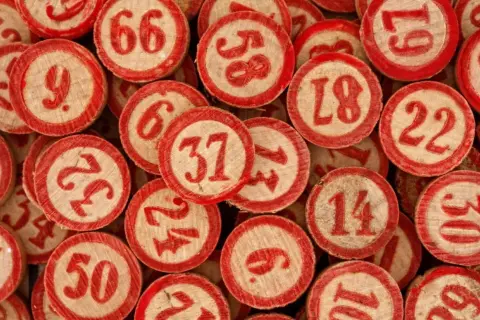 Tanti numeri su tessere di tombola, un anniversario di matrimonio numero smorfia napoletana.