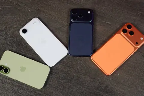 Quatre iPhones aux couleurs vives : blanc, vert pâle, bleu nuit et orange. Une nouveauté iPhone pour tous les goûts.