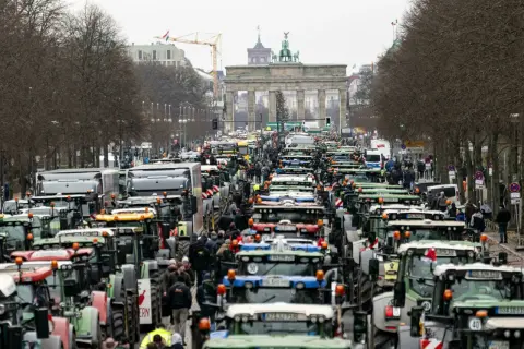 Traktoren blockieren die Straße vor dem Brandenburger Tor in Berlin. Ein **general streik** der Landwirte legt die Stadt lahm.