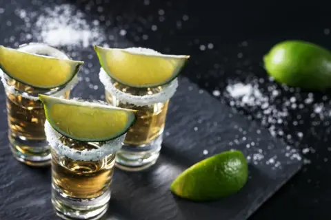 Jak pić tequila shoty: najlepsze metody i sekrety smaku