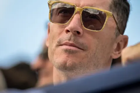 Robert Lewandowski w okularach przeciwsłonecznych, z charakterystycznym zarostem. Zinzino Lewandowski.