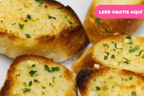 Pan de ajo con queso, crujiente y dorado, con perejil picado. ¡Un aperitivo irresistible!