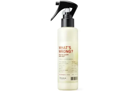 Biała butelka z atomizerem, na której widnieje napis "WHAT'S WRONG? HELP AC CLEAR BODY MIST". To body mist, który pomaga oczyścić skórę.