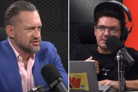 Szokujące fakty o tym ile kawy dziennie piją polskie gwiazdy telewizji. Dwóch mężczyzn w studiu radiowym, jeden w niebieskiej marynarce, drugi w czarnej koszulce.