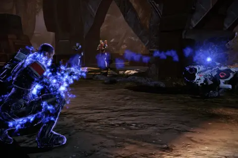 Żołnierz w niebieskiej poświacie walczy z maszyną. Ten moment z Mass Effect poradnik pokazuje kluczową walkę.