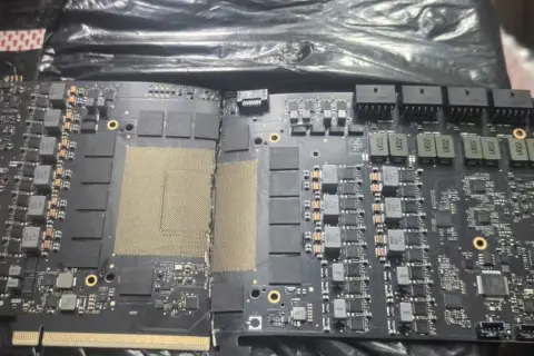 Placa de circuito impreso con chips y conectores, lista para potenciar el rendimiento con CUDA.
