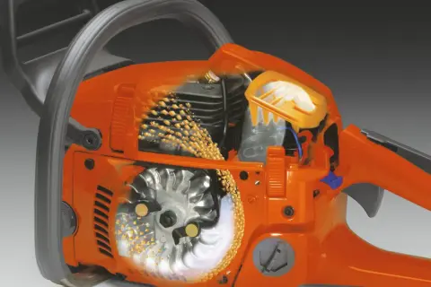Przekrój piły łańcuchowej Husqvarna 130, ukazujący jej wnętrze i detale techniczne.