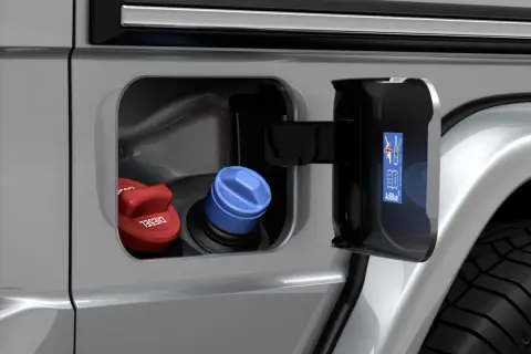 En bil med öppen lucka visar dieselpåfyllning och AdBlue-påfyllning. Hur mycket AdBlue drar en bil beror på körstil.