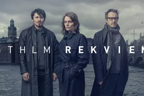 Tre personer står framför en grå himmel och vatten. Texten "STHLM REKVIEM" syns i vitt.