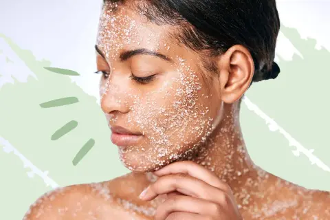 Frau mit Salz-Peeling im Gesicht und auf der Schulter. Ein sanftes mechanisches Peeling für reine Haut.