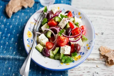 En fräsch fetaost sallad med tomater, gurka, rödlök och oliver, perfekt för en lätt lunch.