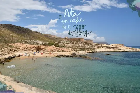 Disfruta de una ruta en coche por el Cabo de Gata, con playas cristalinas y un antiguo fuerte en la costa.