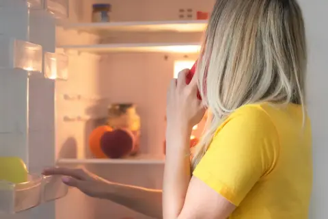 Nieprzyjemny zapach w lodówce: Pozbądź się go raz na zawsze!