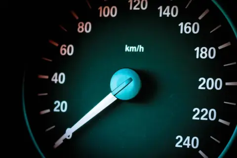 Wskaźnik prędkościomierza pokazuje 40 km/h. Idealna prędkość do aktywacji tempomatu na spokojnej drodze.