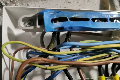 Spalone przewody w kostce elektrycznej. Wygląda, jakby ktoś podłączył wszystko na upalone zero.