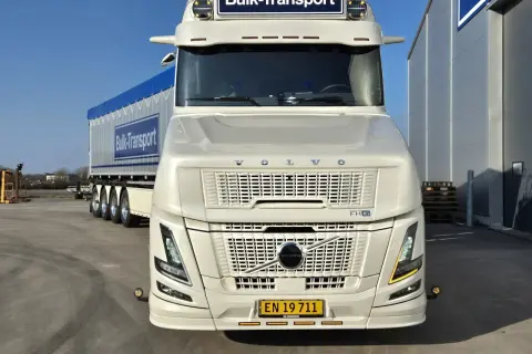 Un camion Volvo FH16, un nez long blanc, prêt pour le transport en vrac.
