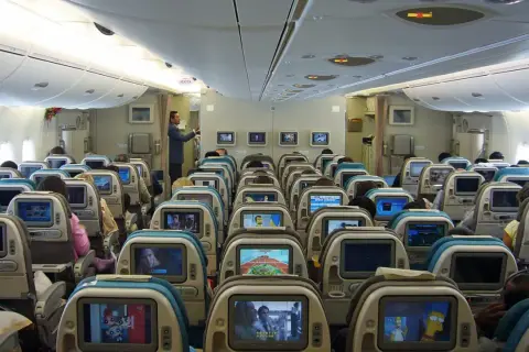 Blick in die Kabine eines A380. Viele Sitze mit Bildschirmen, die zeigen, wie viele Passagiere in den A380 passen.