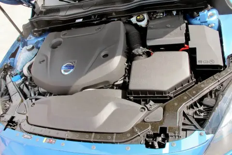 Motorutrymme på en blå Volvo V60. En kamremsbyte kan vara aktuell för att hålla motorn i toppskick.