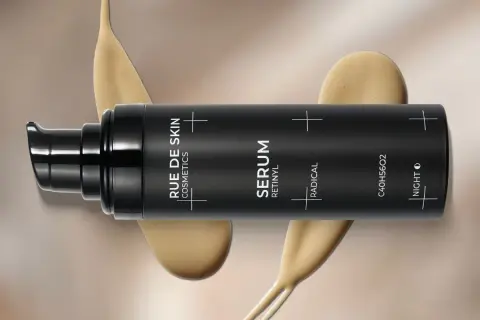 Czarny flakon serum z napisem "SERUM RETINYL". Kremowa konsystencja spływa po opakowaniu. Dowiedz się, retinol co to i jak działa.