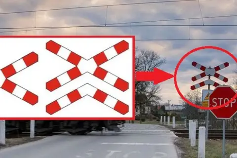 Ostrzeżenie o przejeździe kolejowym z krzyżami św. Andrzeja i znakiem STOP.