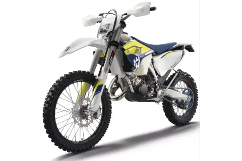 Motocykl terenowy Husqvarna 125 Enduro w kolorze białym z niebieskimi i żółtymi akcentami.
