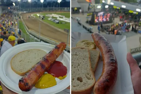 Kiełbasa z grilla i chleb na talerzu, w tle stadionowa atmosfera i trybuny pełne kibiców.
