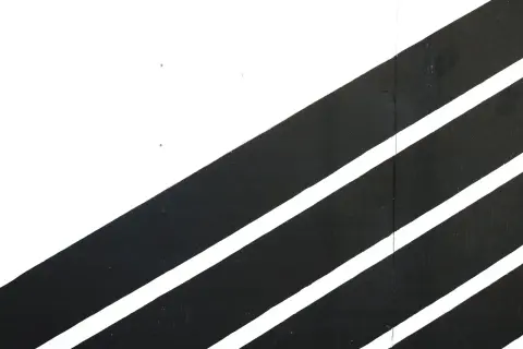 Líneas diagonales negras y blancas que evocan un pensamiento polarizado, sin matices intermedios.