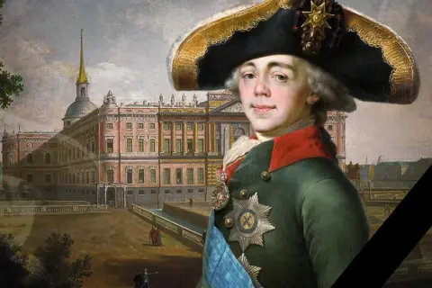 Portrait du tsar Paul Ier en uniforme vert, avec un grand chapeau à plumes, devant un palais rose.