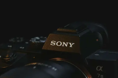 Zbliżenie na czarny aparat Sony z widocznym logo i oznaczeniem modelu.
