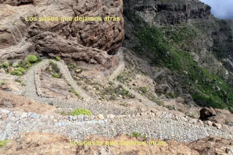 Senderos empedrados serpentean por las laderas rocosas de Gran Canaria, evocando los antiguos caminos reales.