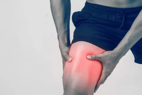 Uomo con lesione muscolare di 2 cm alla coscia, in fase di recupero. La zona è evidenziata in rosso.