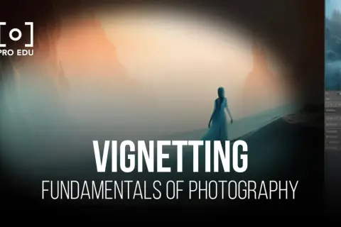 Une femme seule dans un paysage brumeux, avec le texte "Vignetting Fundamentals of Photography". L'effet de vignettage accentue le mystère.