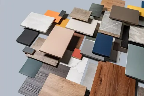 Muestras de acabados: mdf vs aglomerado. Variedad de texturas y colores, desde madera hasta mármol y tonos lisos.