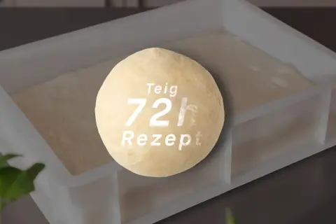 Ein Teigball mit der Aufschrift "Teig 72h Rezept" liegt auf einem Behälter mit aufgehendem Teig. Das Rezept nutzt die beste "farina di nonna".