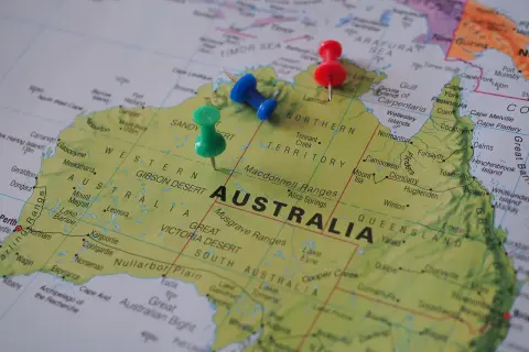 Ciekawostki o Australii: trzy pinezki zaznaczyły na mapie pustynie i pustkowia, sugerując podróż przez ten fascynujący kontynent.
