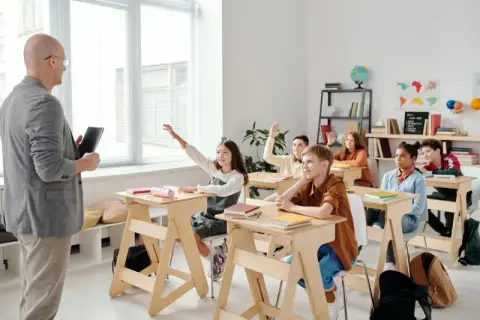 Jakie są różnice między ustawami oświatowymi i jak wpływają na edukację?
