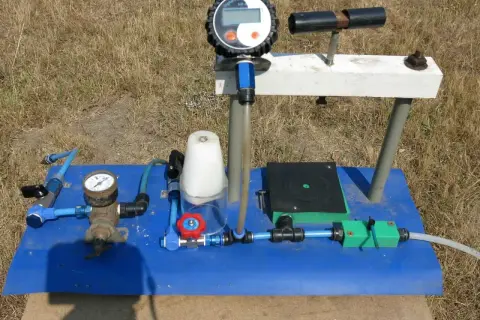 Dispositivo para medir la presión del agua con manómetros y válvulas.