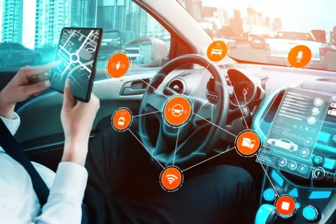 Wnętrze samochodu autonomicznego z interfejsem dsc, mapą na tablecie i ikonami technologii.